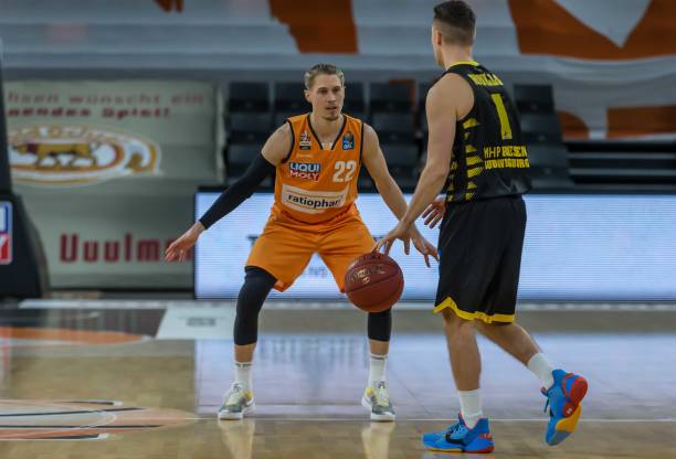 球送至前场 球送至前场